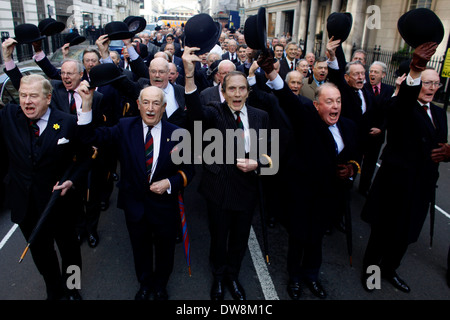 01/03/12 Foto oggi da tal Cohen - Membri della In & Out Club marzo intorno a St James's Square 01 marzo 2012, la In & Out, uno di Londra più antico e prestigioso membro privato del club, celebra il suo 150° compleanno oggi.club del presidente di S.A.R. il Duca di Edimburgo (foto di Tal Cohen) Tutti i diritti riservati ñ Tal Cohen - locali il diritto d'autore si applica a tutte le modalità di stampa e l'utilizzo on line. Corrispettivi sarà conforme con lo standard di spazio e tassi di utilizzo per quel paese, regione o Stato. Foto Stock