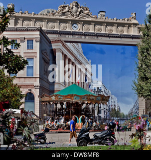 Trompe l'oeil Marsiglia di più strada storica sulla facciata del Palais de la Bourse Foto Stock