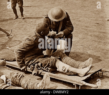 WW1 Cappellano con soldato ferito 1914 - 1918 Foto Stock