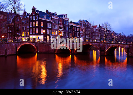 Amsterdam di notte nei Paesi Bassi Foto Stock