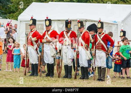 Shugborough Staffordshire 31 Luglio 2011: Rosso rivestire i soldati uomini vestiti in Regency costume militare rievoca la battaglia di carica. Foto Stock