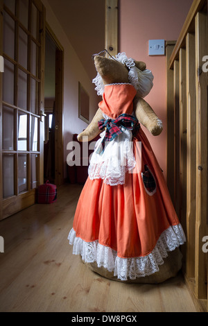 Più grandi di vita-dimensioni possibili Womble bambola in una scozzese B&B Foto Stock