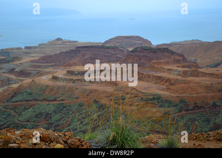 Vista da RPN3 di nichel mining montagne vicino a Houailou, Nuova Caledonia Foto Stock