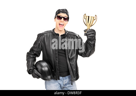 Biker maschio con velo tenendo un trofeo Foto Stock