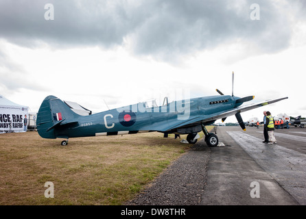 Spitfire Mark XIX sulla terra a Kemble REGNO UNITO Foto Stock