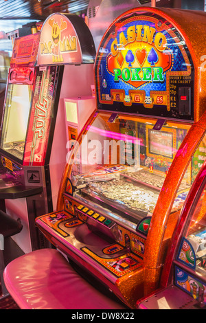 Vivacemente colorate di rosso slot machine in sala giochi a Sandown Pier, Isle of Wight, Regno Unito Foto Stock