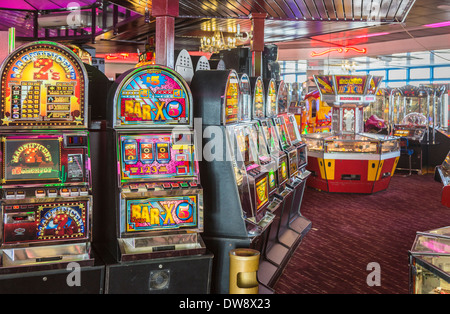 Vivacemente colorato slot, i giochi e le macchine di frutta nella sala giochi a Sandown Pier, Isle of Wight, Regno Unito Foto Stock