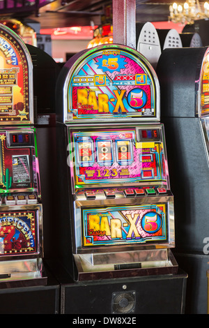 Frutto molto colorato macchina nella sala giochi a Sandown Pier, Isle of Wight, Regno Unito Foto Stock