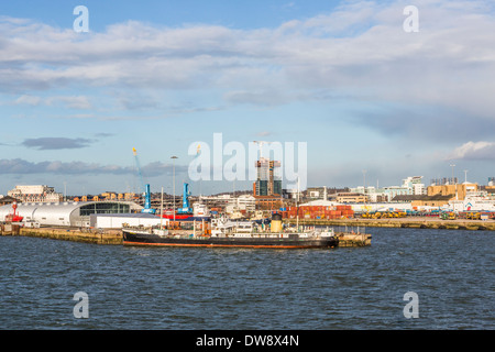 Porto di Southampton docks e waterfront sul Solent con attraccata nave mercantile, contenitori e vista sulla città, sulla giornata di sole Foto Stock