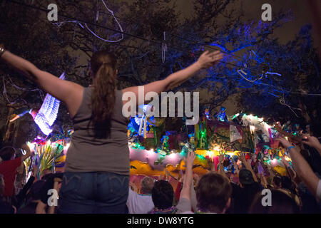 New Orleans, Louisiana, 2 marzo, 2014. Folle alluvione St. Charles Street a guardare il Krewe di Bacco parade, quest'anno, a tema "In Vino Veritas!' Credit: JT Blatty/Alamy Live News Foto Stock