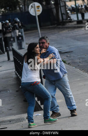 Caracas, Venezuela. 3 Mar 2014. I manifestanti reagire in uno scontro contro la Bolivariana di polizia nazionale, durante una manifestazione di protesta in Altamira, a est di Caracas, Venezuela, il 3 marzo 2014. Credito: Manaure Quintero/Xinhua/Alamy Live News Foto Stock