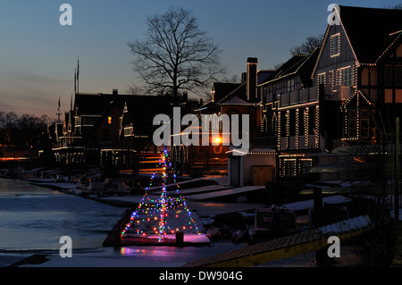 Il Boathouse Row lungo il fiume Schuylkill in Philadelphia, Pennsylvania, STATI UNITI D'AMERICA Foto Stock