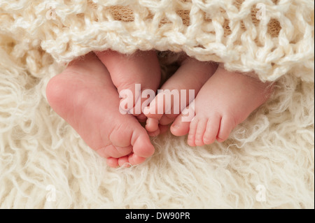 Piedi del bambino doppia Foto Stock