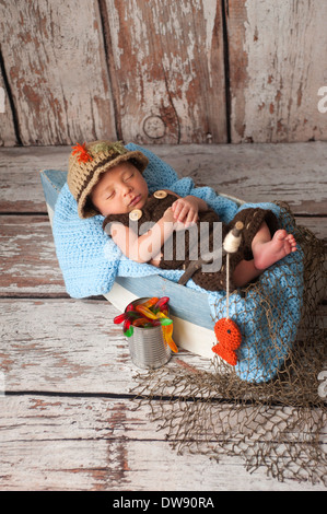 Neonato ragazzo che indossa un costume del pescatore Foto Stock