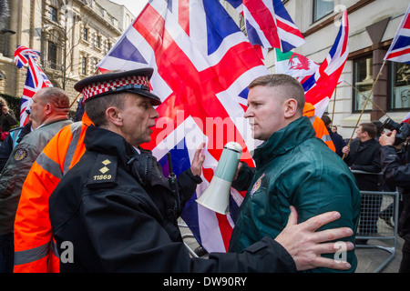 Paul Golding leader della Gran Bretagna prima a destra-ala patriot al di fuori del gruppo Old Bailey Court a Londra. Foto Stock