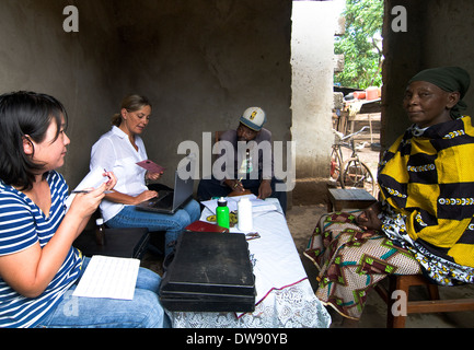 Un omeopatica clinica mobile visite di villaggi rurali nel nord della Tanzania. Foto Stock