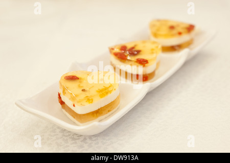 Dim sum di dessert e osmanthus wolfberry gelatina di cocco, servito a hong kong ristorante Foto Stock