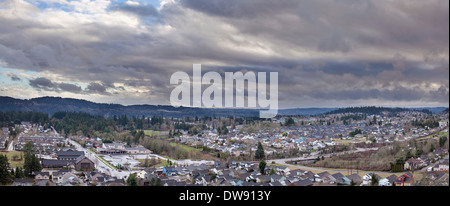 Zona suburbana Case comunitaria prevista in Nord America con spettacolare panorama del cielo Foto Stock