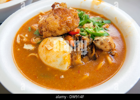 Mee Rebus Malay locali piatto a base di noodle con uovo sodo tofu fritto tagliare il peperoncino e la torta di patate Foto Stock