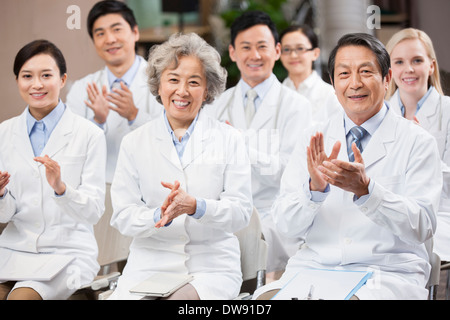 Lavoratori medici battendo le mani in una riunione Foto Stock