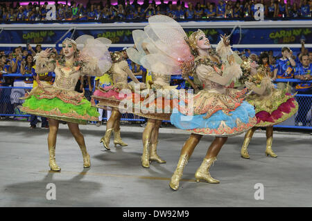 Rio De Janeiro, Brasile. 3 Mar 2014. Festaioli da Uniao da Ilha samba scuola partecipare alla sfilata di samba di gruppi speciali al Sambadrome a Rio de Janeiro in Brasile il 3 marzo 2014. Credito: Xu Zijian/Xinhua/Alamy Live News Foto Stock