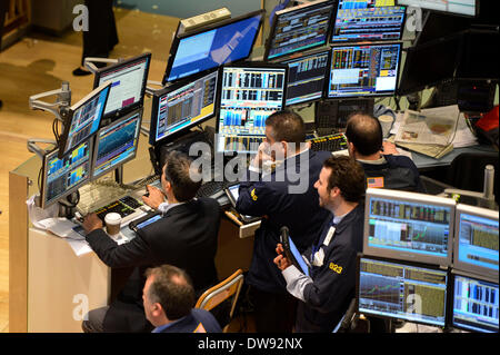New York, Stati Uniti d'America. 3 Mar 2014. I trader lavorano presso il New York Stock Exchange, Stati Uniti, 3 marzo 2014. Le scorte negli Stati Uniti è sceso dal lunedì seguente Global equity vendere innescato da escalation della tensione in Ucraina. Il Dow Jones Industrial Average immerso 153.68 punti, o 0,94 percento, a 16,168.03. S&P 500 affondò 13,72 punti, o 0,74 percento, per 1,845.73. Il Nasdaq Composite Index scivolato 30.82 punti, o 0,72 percento, per 4,277.30. Credito: Wang Lei/Xinhua/Alamy Live News Foto Stock