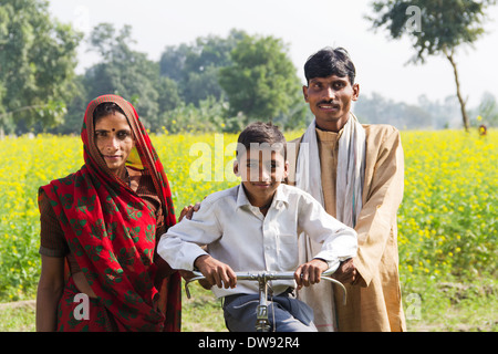 L'agricoltore indiano in piedi con la famiglia Foto Stock