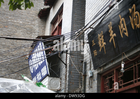 Il cablaggio nella parte vecchia della città di Luoyang Foto Stock