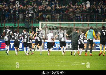 Milano, Italia. 2 Mar 2014. La Juventus team group Calcio : giocatori della Juventus celebrare dopo aver vinto l'italiano 'Serie A' match tra AC Milan 0-2 Juventus allo Stadio Giuseppe Meazza di Milano, in Italia . © Enrico Calderoni AFLO/sport/Alamy Live News Foto Stock