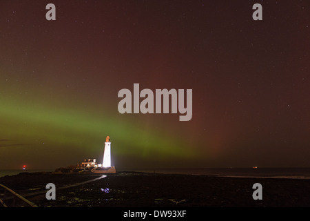 L'Aurora boreale AKA le luci del nord, danza su St. Mary's Faro a Whitley Bay. Foto Stock