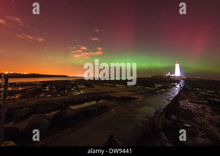 L'Aurora boreale AKA le luci del nord, danza su St. Mary's Faro a Whitley Bay. Foto Stock