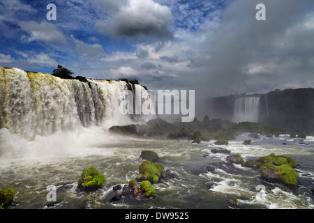 Iguassu Falls, la più grande serie di cascate del mondo, vista dal lato Brasiliano Foto Stock