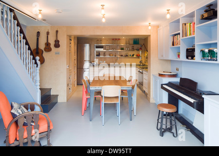 Studio di Brighton House, Brighton, Regno Unito. Architetto: Richard DELTA NAT GAS Design., 2014. Vista della sala da pranzo e la cucina. Foto Stock