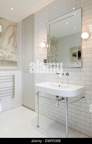 Studio di Brighton House, Brighton, Regno Unito. Architetto: Richard DELTA NAT GAS Design., 2014. Vista del lavandino del bagno e lo specchio. Foto Stock