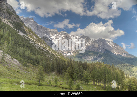 Paesaggio di montagna, Dachstein montagne, cielo nuvoloso, Salzburger Land, Austria Foto Stock