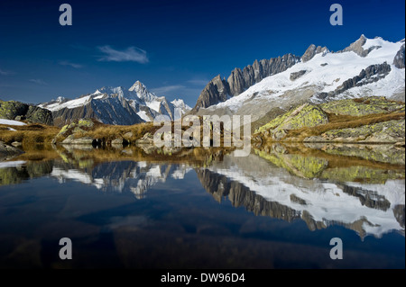 Lago di montagna sulla montagna Bettmerhorn, patrimonio Unesco, di fronte a picchi dell' Oberland Bernese Foto Stock