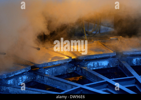 Argento liquido viene versato in stampi, prova Doe ferriera, La Oroya, Junin, Perù Foto Stock