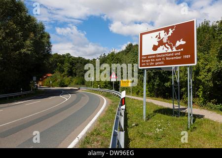 Segno commemorativo sulla frontiera interna tedesca tra Stapelburg e Eckertal, Sassonia-Anhalt, Germania Foto Stock