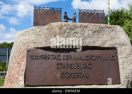 Memoriale al 'Tag der Maueröffnung", il giorno di apertura della frontiera interna tedesca, su 11.11.1989 Stapelburg tra e Foto Stock