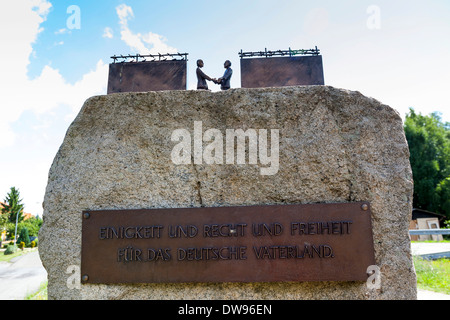 Memoriale al 'Tag der Maueröffnung", il giorno di apertura della frontiera interna tedesca, su 11.11.1989 Stapelburg tra e Foto Stock