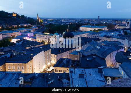 Città al crepuscolo, Salisburgo, Stato di Salisburgo, Austria Foto Stock