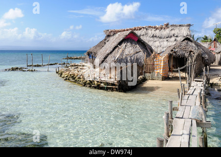 Capanne sulla spiaggia, villaggio del popolo Kuna, Nalunega, isole San Blas, Panama, dei Caraibi Foto Stock