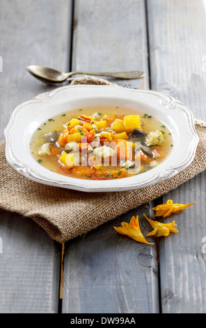 Il Minestrone, zuppa di verdure. FocusMinestrone selettiva, zuppa di verdure. Messa a fuoco selettiva Foto Stock