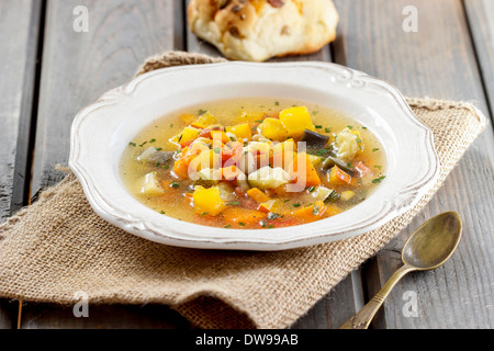 Il Minestrone, zuppa di verdure. FocusMinestrone selettiva, zuppa di verdure. Messa a fuoco selettiva Foto Stock