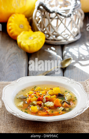 Il Minestrone, zuppa di verdure. FocusMinestrone selettiva, zuppa di verdure. Messa a fuoco selettiva Foto Stock