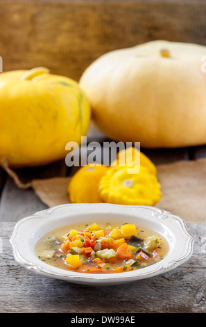 Il Minestrone, zuppa di verdure. FocusMinestrone selettiva, zuppa di verdure. Messa a fuoco selettiva Foto Stock