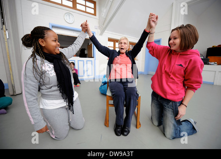 Giovani in Bristol come parte di uno scambio culturale in cui i giovani provenienti da paesi in via di sviluppo fanno volontariato NEL REGNO UNITO Foto Stock