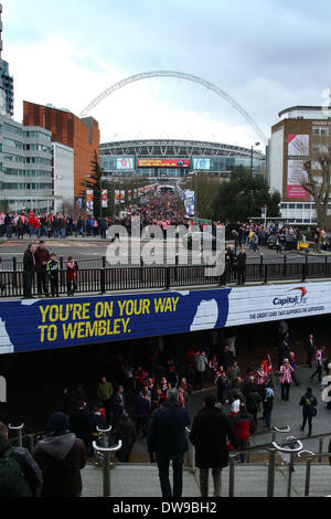 Wembley, Londra, Regno Unito. 2 Marzo, 2014. Capital One Cup Final - Manchester City v Sunderland. Ventilatori fanno il loro modo per lo stadio di Wembley da Wembley Park tube station. **Questa immagine può essere utilizzata solo per uso editoriale** Credito: Paolo Marriott/Alamy Live News Foto Stock