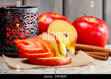 Apple Swan. Decorazione fatta di frutta fresca.Apple Swan. Decorazione fatta di frutta fresca. Foto Stock