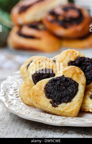 Semi di papavero cookies a forma di cuore sul tavolo, selettivo focusPoppy seme i cookie in forma di cuore sul tavolo, il fuoco selettivo Foto Stock